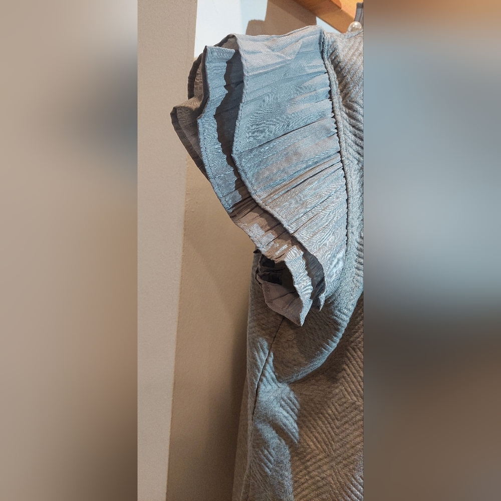 Elegant Textured Gray Shift Dress with Pleated Sleeve Detail - Picture 3 of 12
